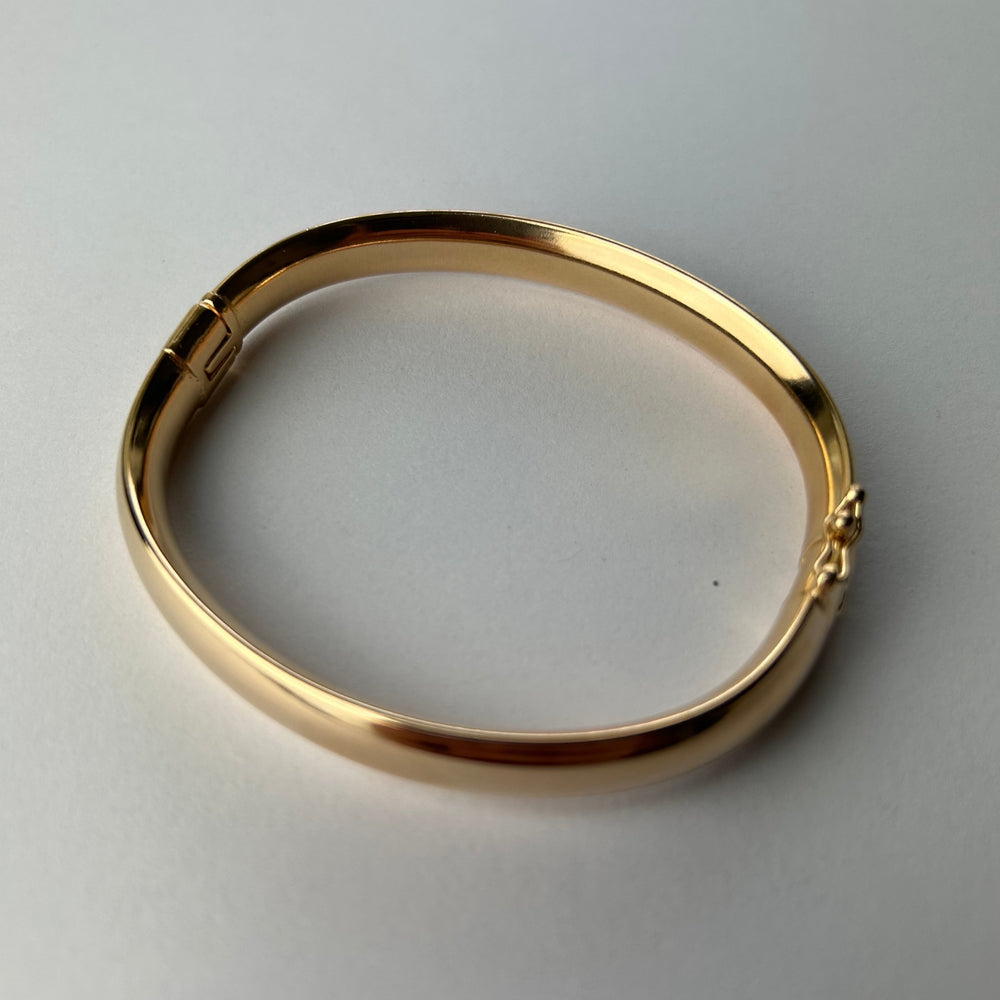 18K Gold Curve Bracelet gift-ready design for loved ones