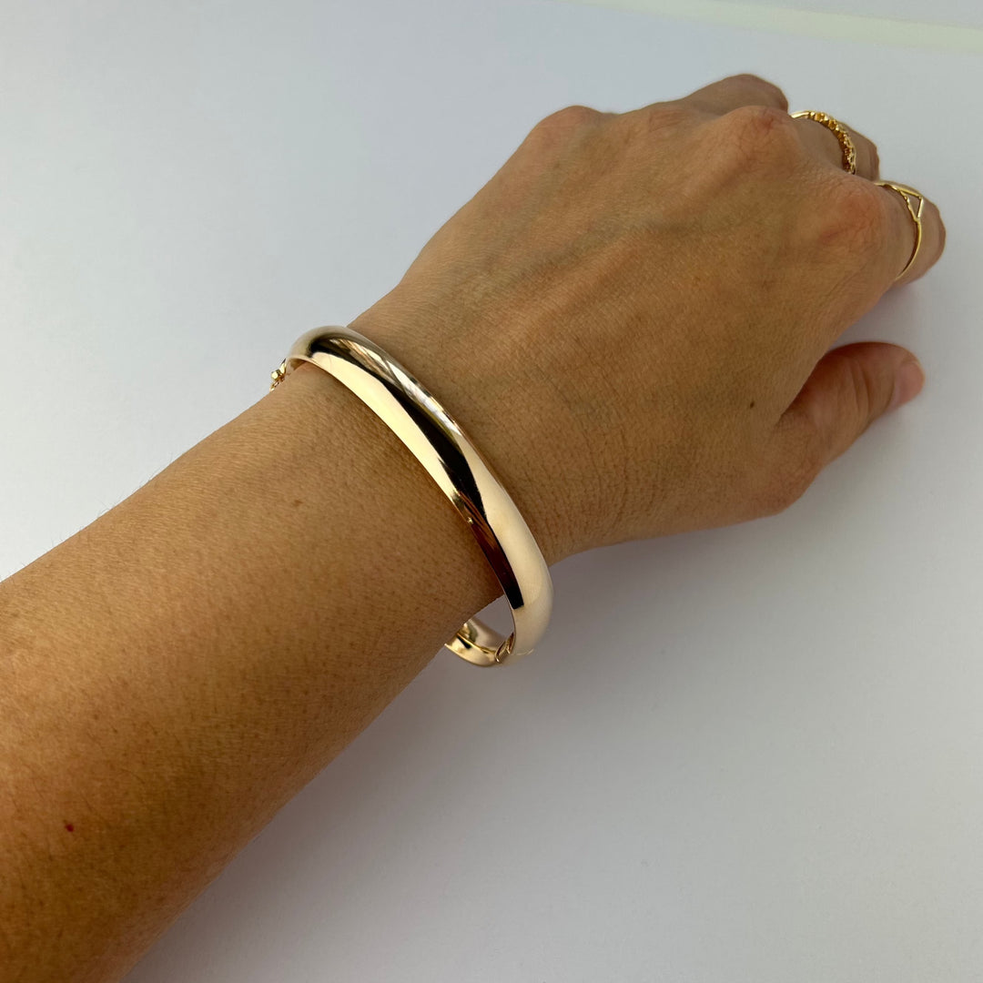 18K Gold Curve Bracelet sophisticated accessory for fashion-conscious teens