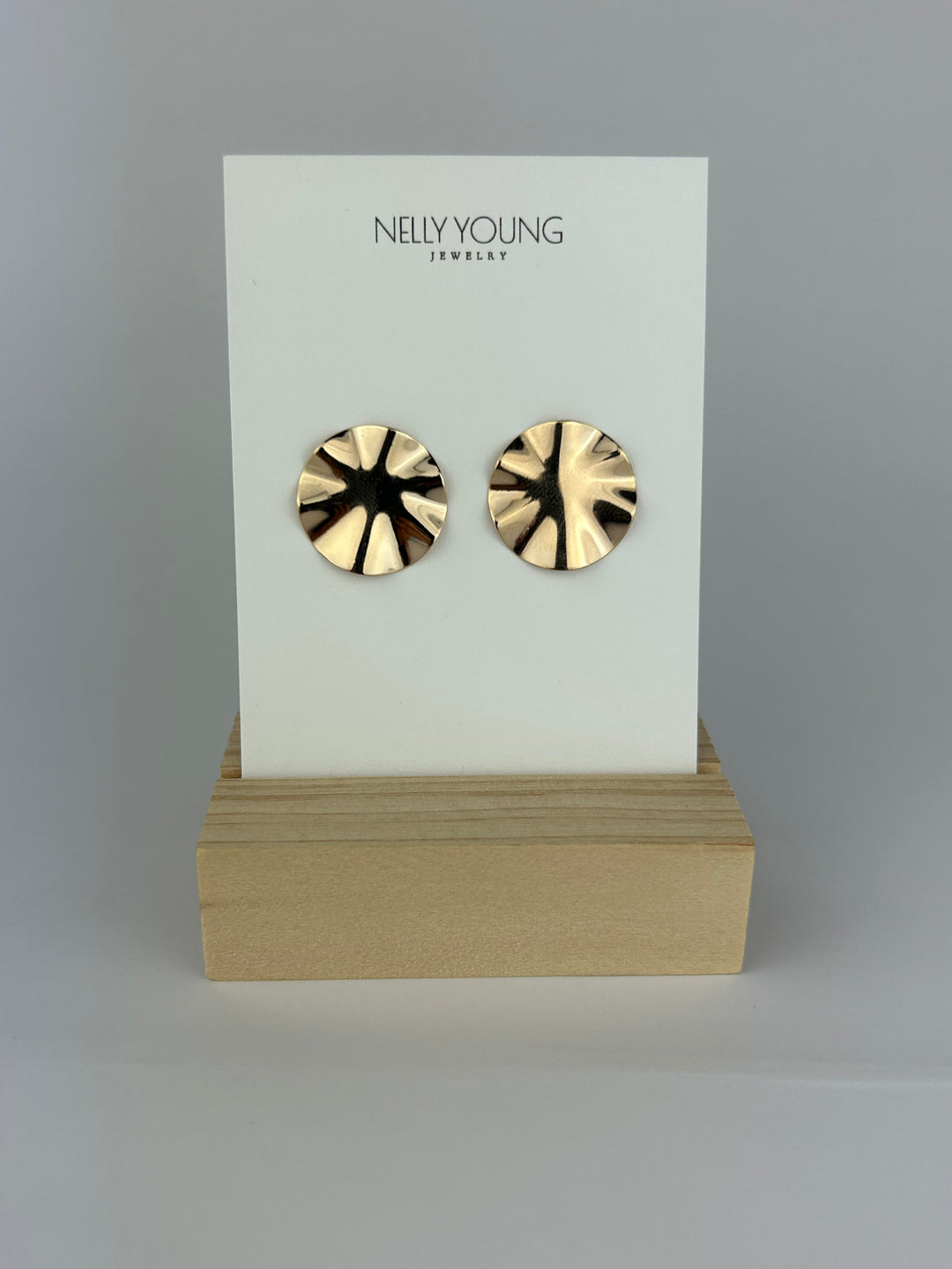 18k Gold Wave Earrings with minimalist round design for elegant everyday wear