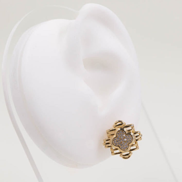 Clover earring with zircon, lightweight sparkle for special occasions