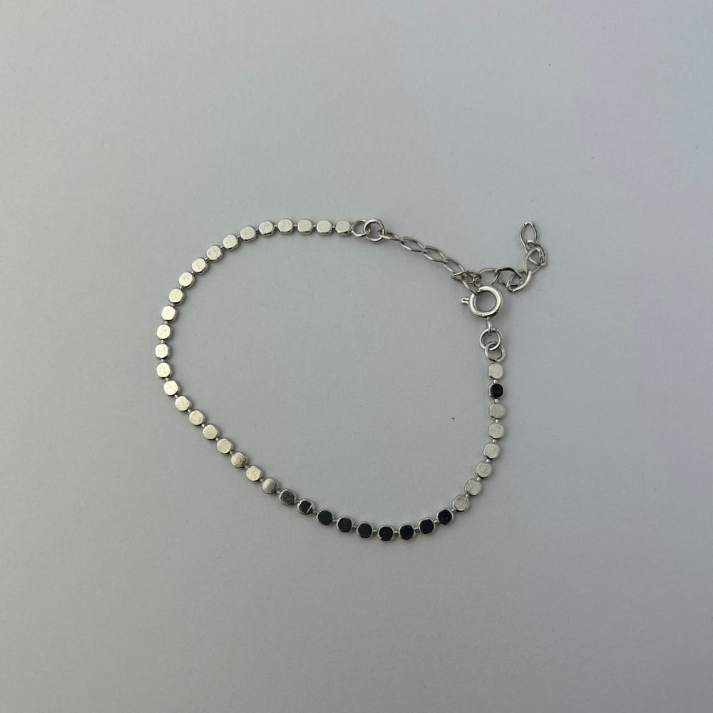 Gold dot bracelet featuring adjustable lightweight design for modern women’s daily wear