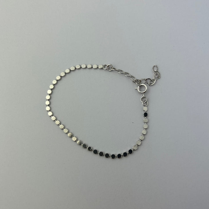 Gold dot bracelet featuring adjustable lightweight design for modern women’s daily wear