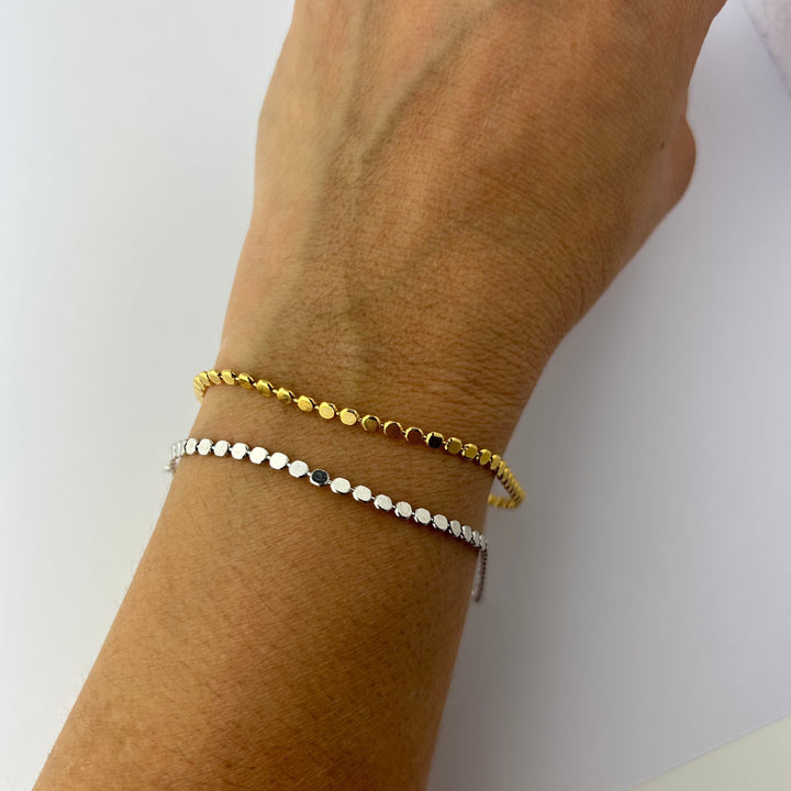 Gold dot bracelet in radiant 18k gold, perfect gift for birthdays or anniversaries