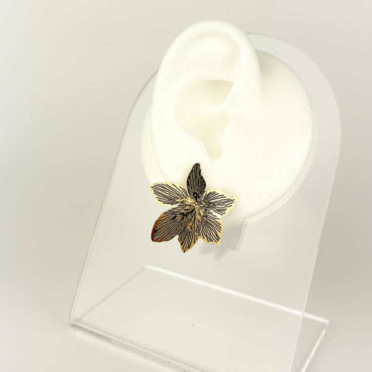 Gold leaf necklace with delicate leaf pendant for gifting or casual wear