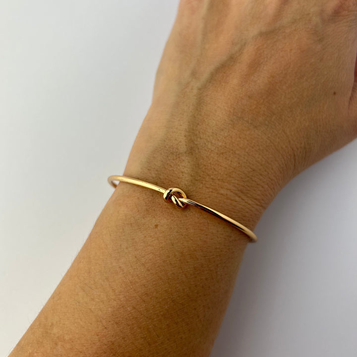 Knot Bracelet lightweight comfortable 18k gold for all-day wear