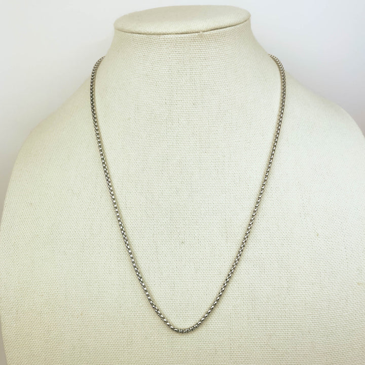 Long Necklace Palma elegant gold and rhodium design adds sophistication to any outfit