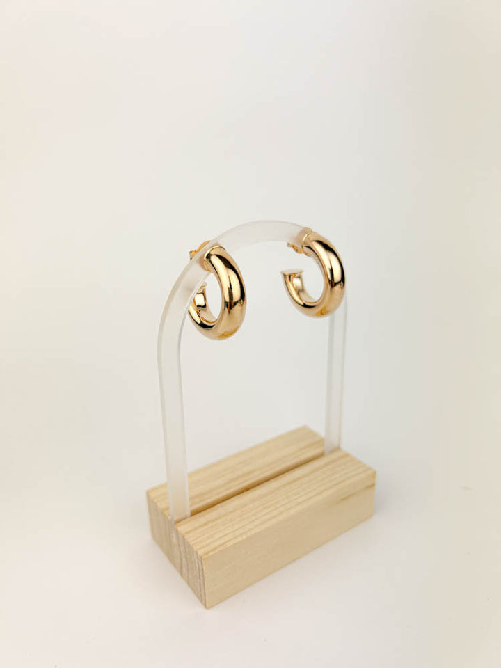 Minimalist gold hoop earrings subtle elegance for everyday outfits
