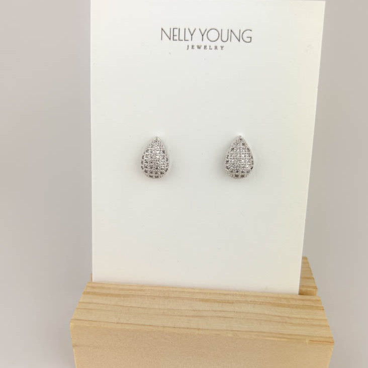 Small drop earring with white rhodium shine for effortless everyday elegance
