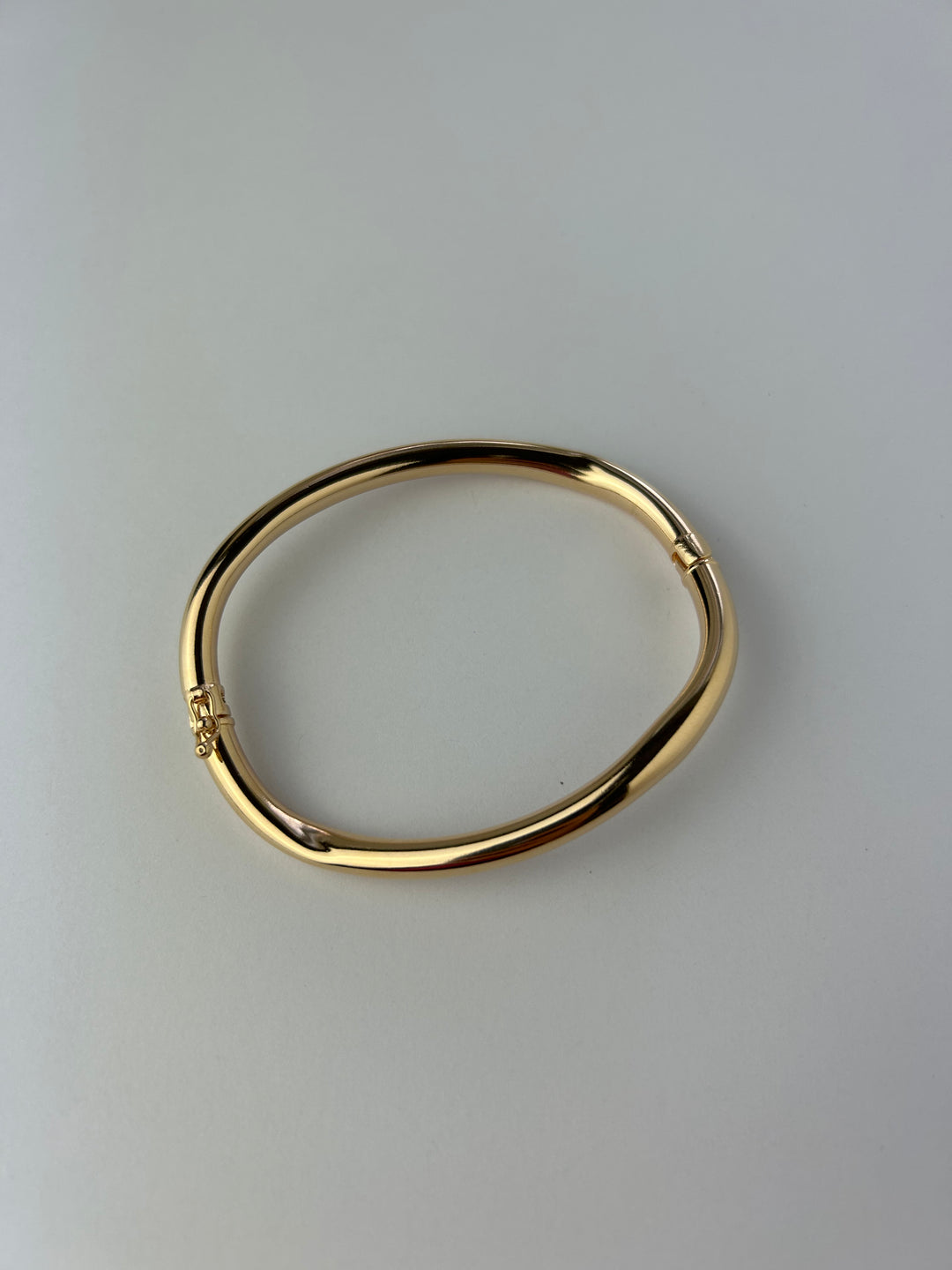Wave Bracelet with smooth curves for effortless style